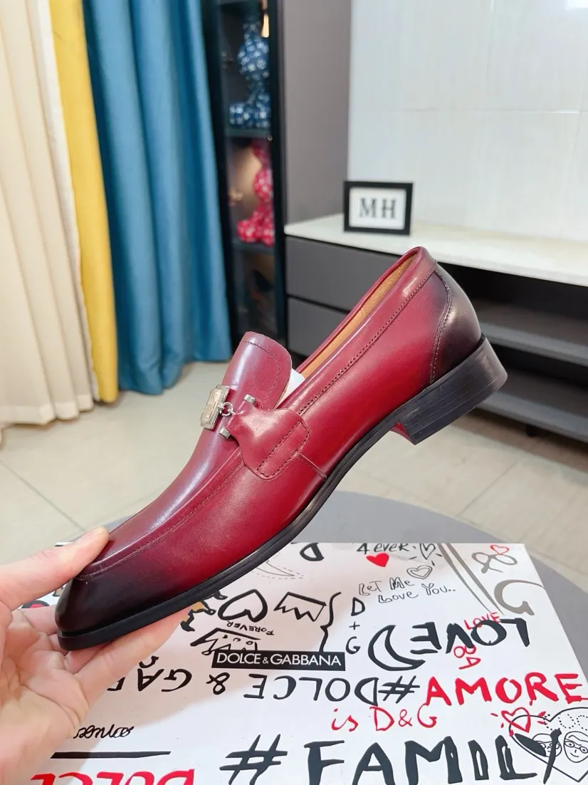 Men's shoes 💰540🌸🌸 [DG Dolce & Gabbana] High-end customized leather shoes. The upper is made of imported calf leather. Original hardware. I believe you will be impressed from the first time you see it. The avant-garde atmosphere can no longer fully interpret its elegance. AAA grade rubber outsole is super comfortable. The original cover last of the counter ensures its original version and quality. The upper is simple and the cowhide lining ensures its comfort and breathability. A pair of truly good shoes has its own unique soul, famous quality, and the first choice for successful people. Regular size 38-44 (45 customized)